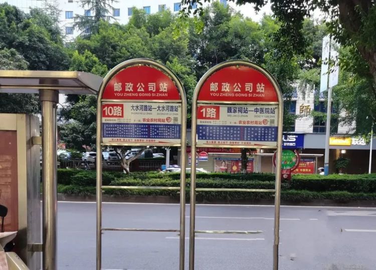 男子偷走24个站点42块公交车牌，被依法采取刑事强制措施