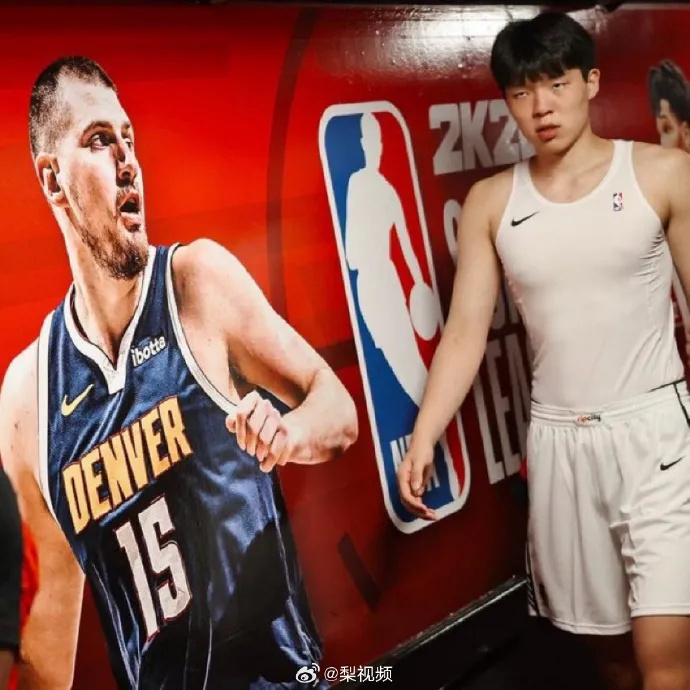 杨瀚森有望生涯首战偶像约基奇，此前约基奇笑称如果打爆了杨瀚森就给签名合照