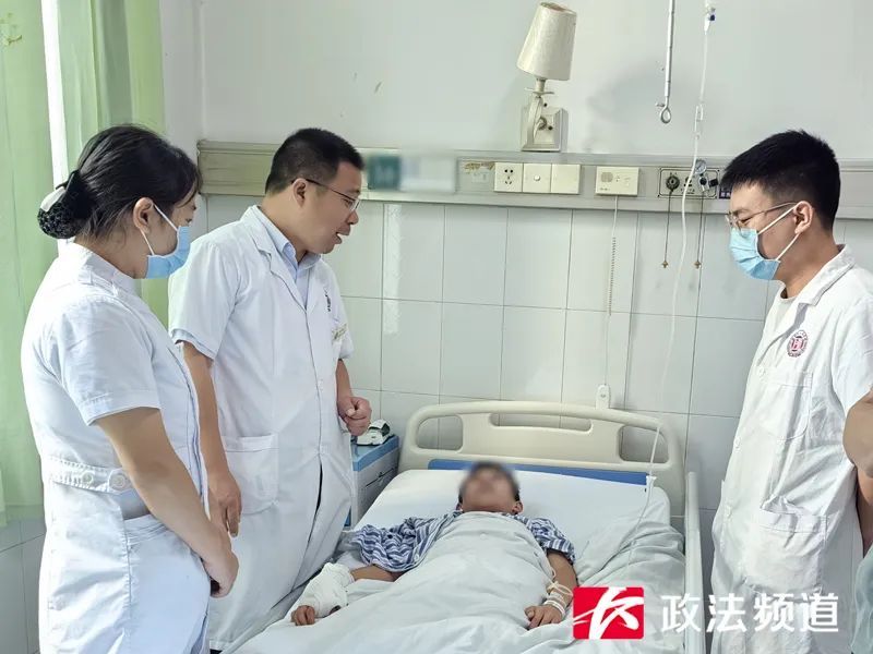 14岁少年被“冰”炸伤手指?专家提醒:干冰不能玩! 14岁少年被“冰”炸伤手指?专家提醒:干冰不能玩!