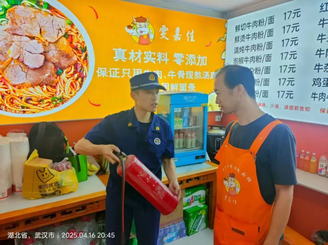 武汉消防员邓勇不幸牺牲,年仅28岁 武汉消防员邓勇不幸牺牲,年仅28岁