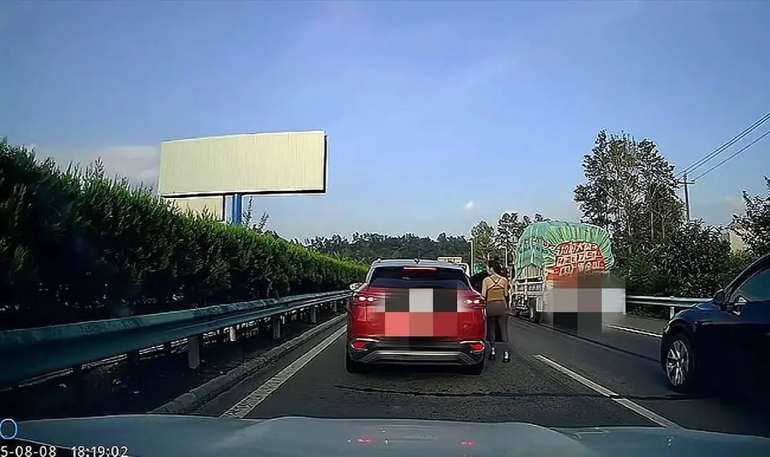 高速堵车时女子下车查看被货车撞伤！当事人回应“看热闹”质疑