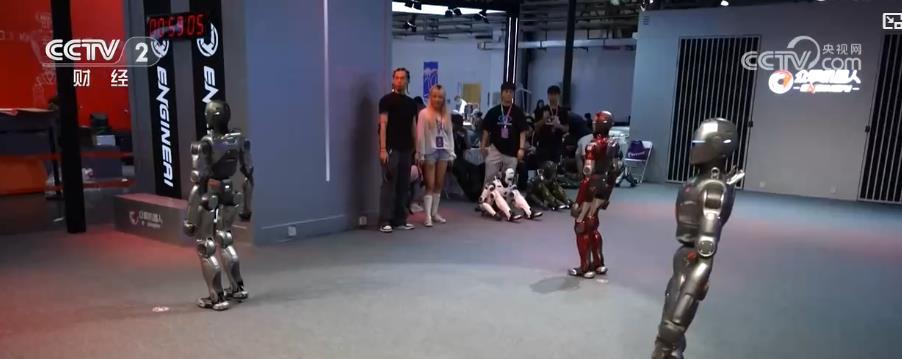 从科研实验室走向消费市场 人形机器人产业全方位“加速跑” 从科研实验室走向消费市场 人形机器人产业全方位“加速跑”