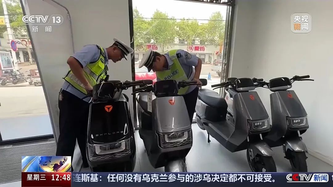 电动自行车“组装”公园长椅，4名少年危险出行！暑期尚未结束，家长们看好孩子！