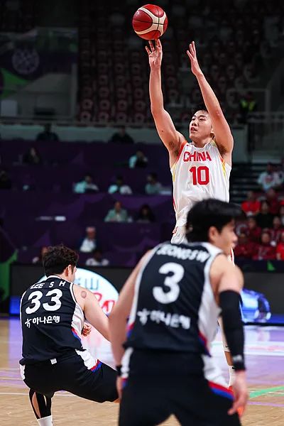 中国男篮79比71战胜韩国队，时隔10年重回亚洲杯4强