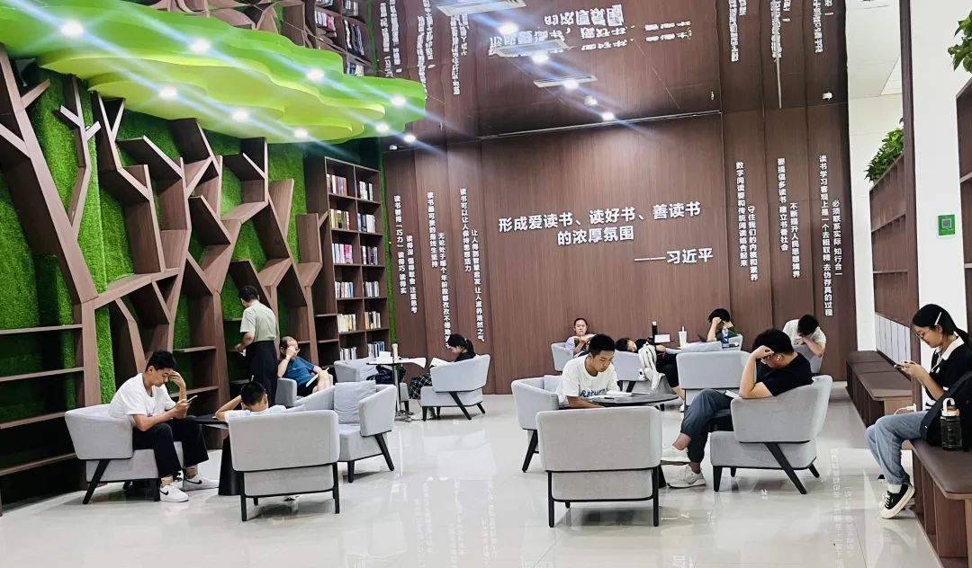 一位难求！呼和浩特这个地方最近超火爆，早上8点不到就已经排开长队