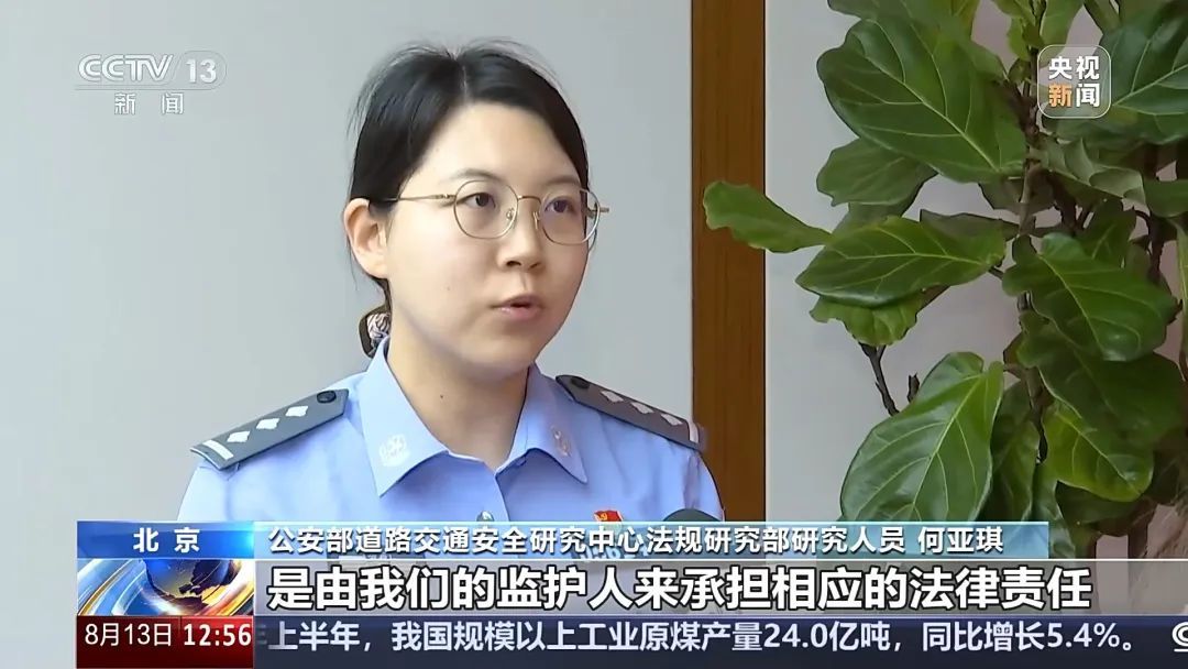 电动自行车“组装”公园长椅，4名少年危险出行！暑期尚未结束，家长们看好孩子！