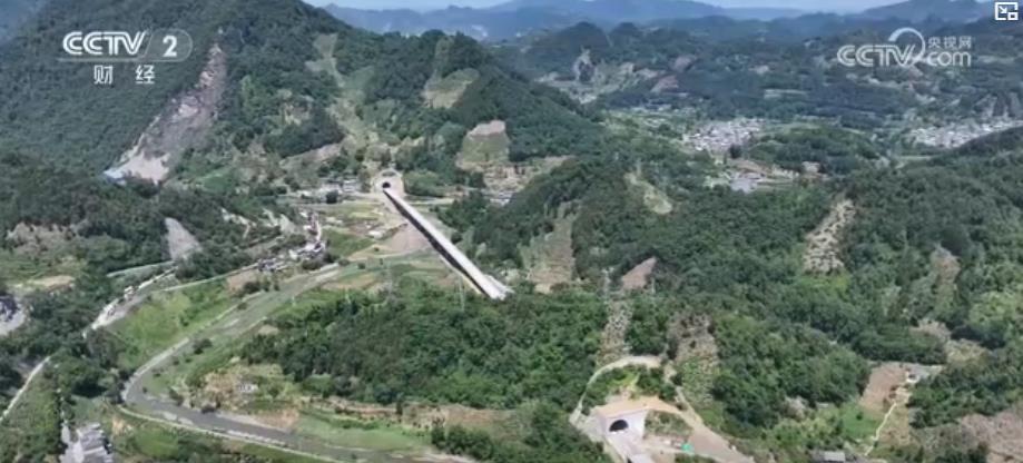 “八纵八横”高铁网再添新进展：渝昆高铁川滇段隧道全线贯通