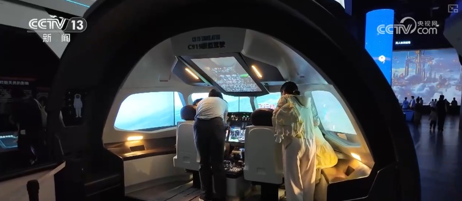 科学实验引来“哇”声一片！多彩科技游成顶流 “沉浸式”上天入海解锁新识