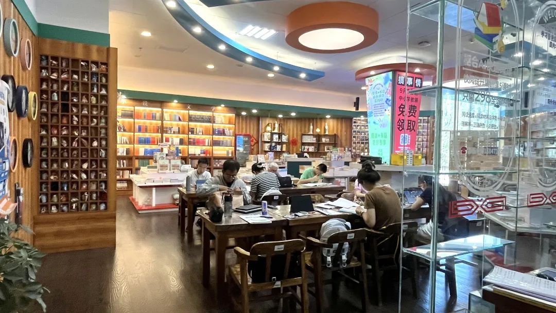 一位难求！呼和浩特这个地方最近超火爆，早上8点不到就已经排开长队