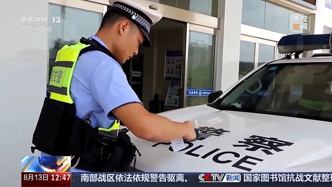 电动自行车“组装”公园长椅，4名少年危险出行！暑期尚未结束，家长们看好孩子！