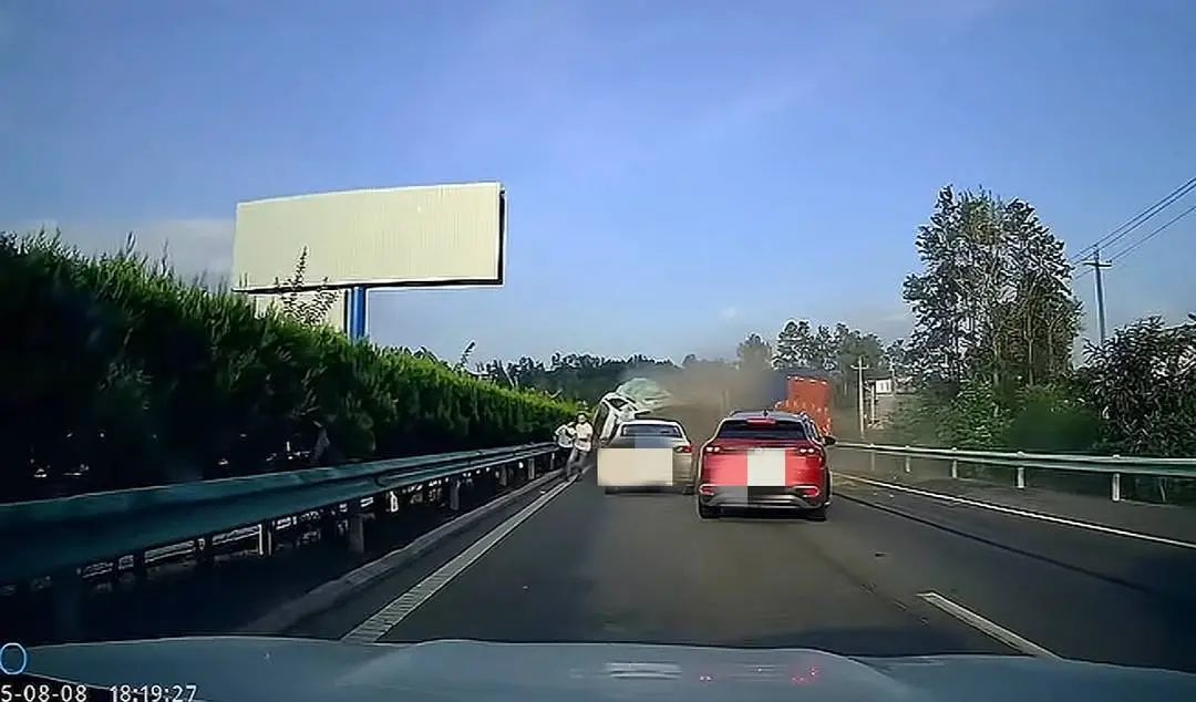 高速堵车时女子下车查看被货车撞伤！当事人回应“看热闹”质疑