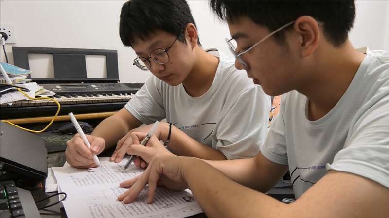 “又怕兄弟超过我，又怕兄弟考不好！” 河南双胞胎兄弟同考656分圆梦哈工大