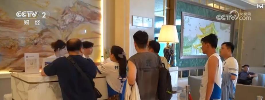 “白天旅游晚上看球”成新时尚：文旅体融合带动暑期消费热潮