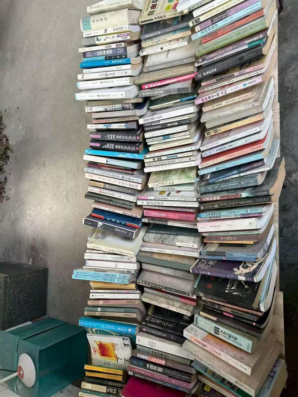 安徽一老人半价出售儿子生前满屋藏书，想筹钱买钢琴捐给老年大学