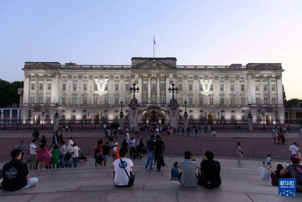 英国点亮地标建筑纪念二战对日作战胜利80周年