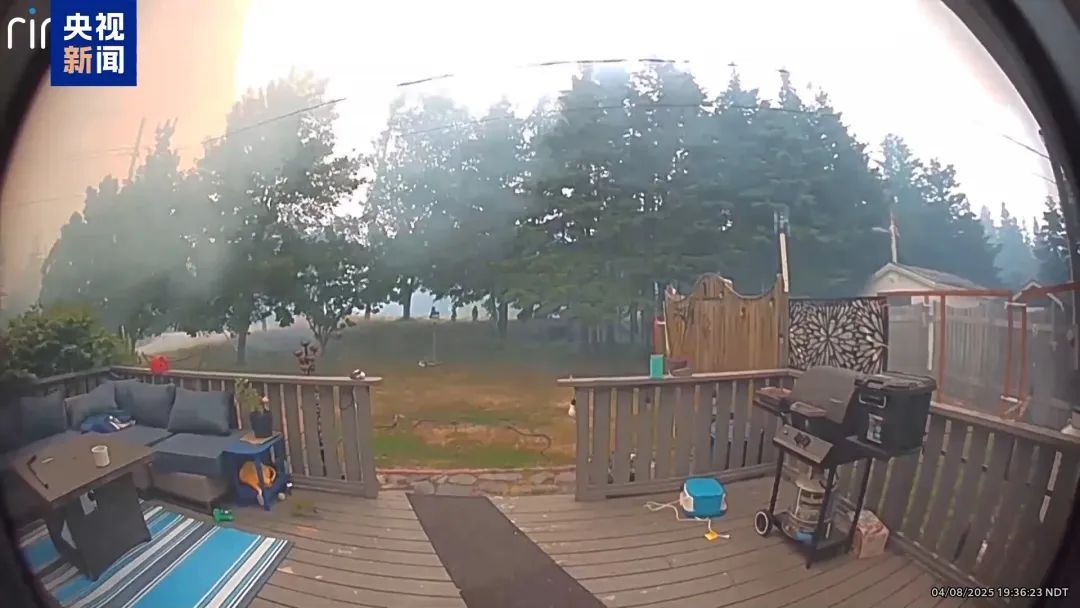 加拿大山火持续燃烧 百余栋房屋被毁 数千名居民撤离