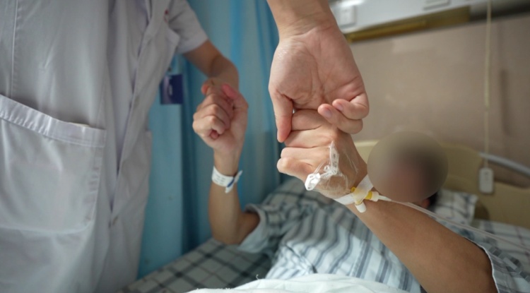 手像戴了手套……男子吃外卖后上吐下泻险瘫痪！就医发现患“怪病”