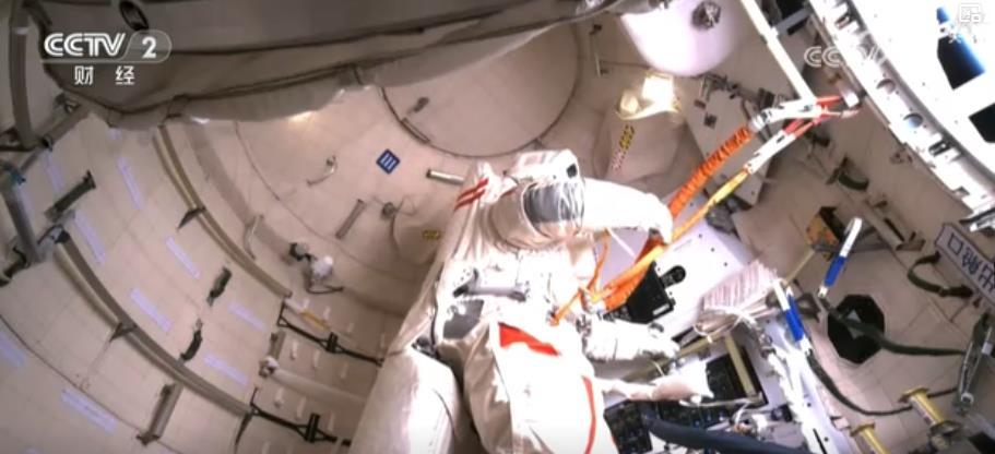 新老航天员完美配合！神二十乘组圆满完成第三次出舱活动