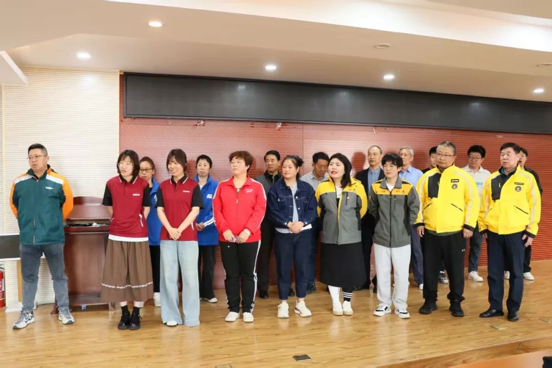 当快递员、外卖员、保洁员组成了一个合唱团…… 当快递员、外卖员、保洁员组成了一个合唱团……