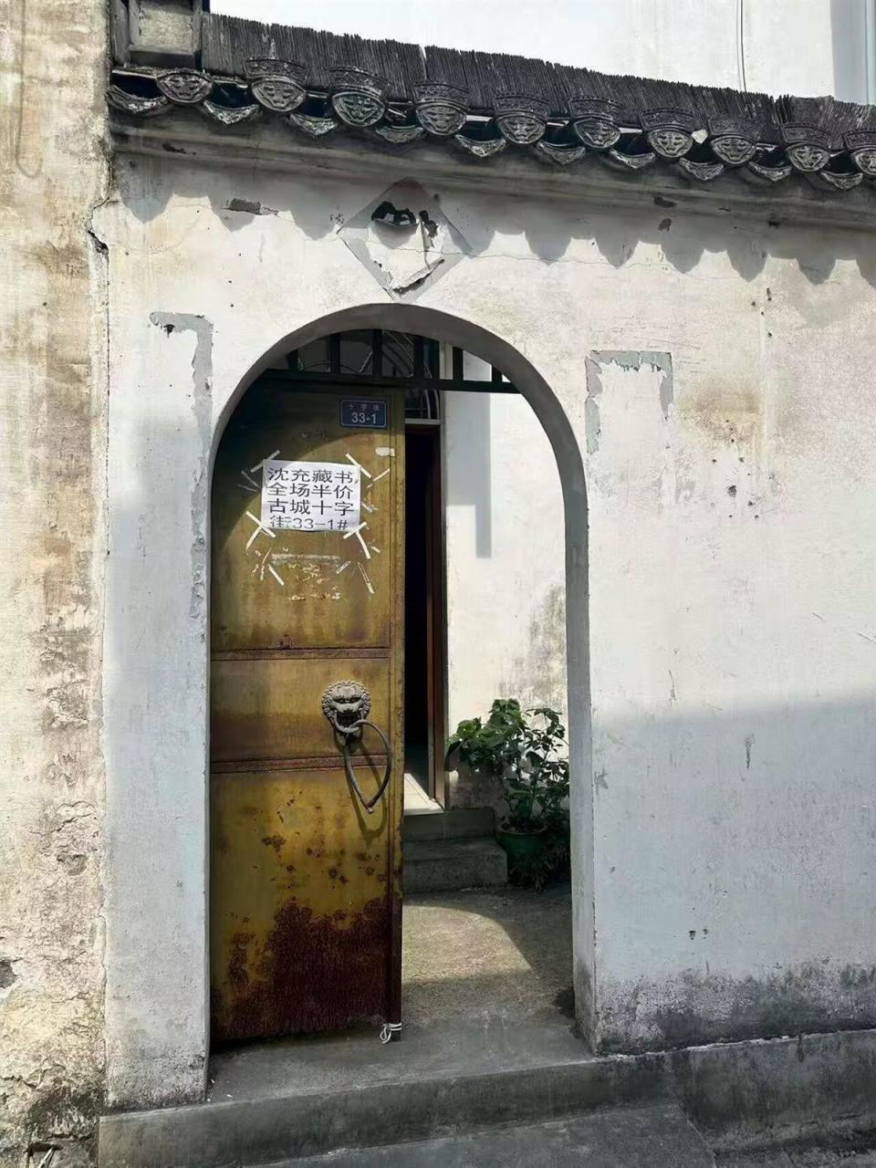 安徽一老人半价出售儿子生前满屋藏书，想筹钱买钢琴捐给老年大学