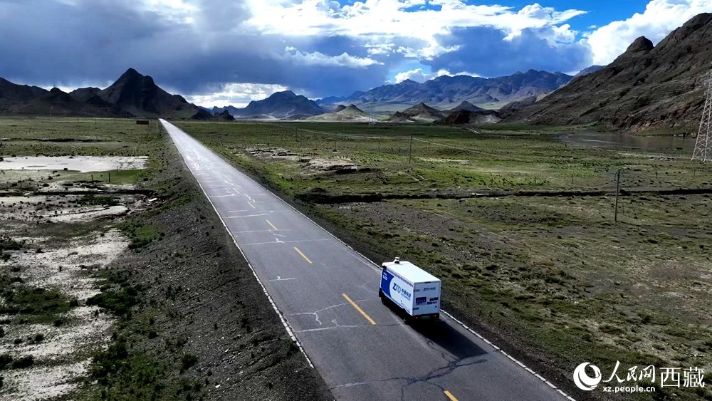 无人快递车亮相西藏定日