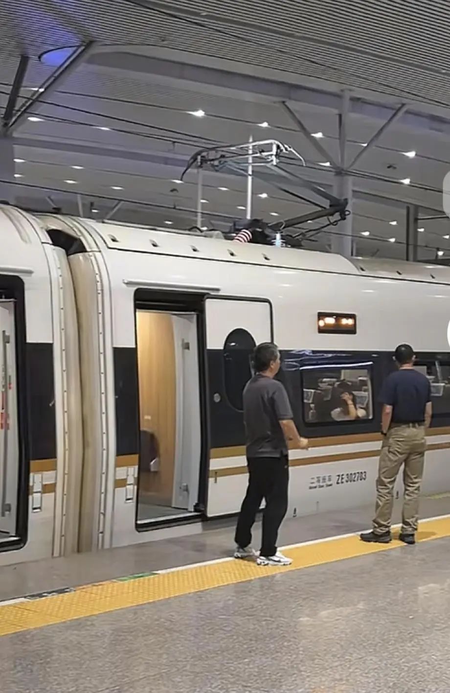 网友称“高铁站下架泡面不如站台禁止吸烟”，12306回应