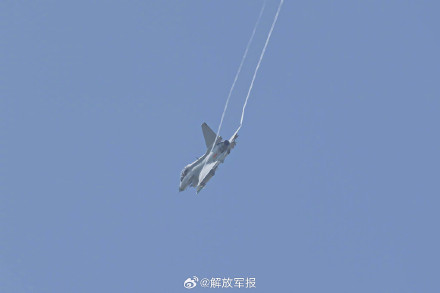 一键收藏！战机与彩云同框瞬间