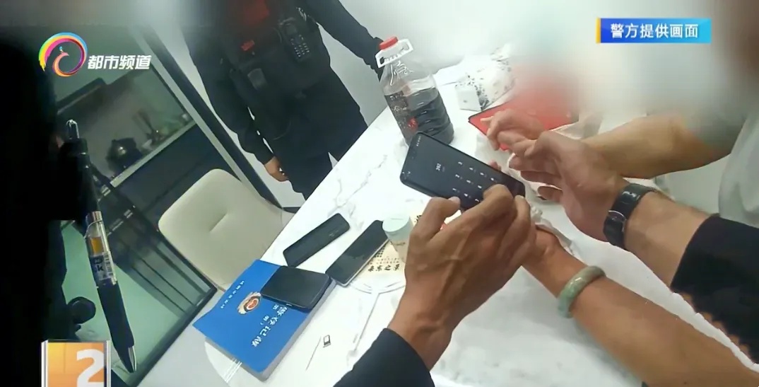 “快断网!拔卡!” 手机被远程操控!处于危险的她却一无所知…… “快断网!拔卡!” 手机被远程操控!处于危险的她却一无所知……