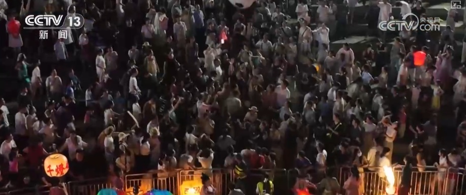 “体育+”经济全方位无死角借“体”出击 夏夜运动热力全开激起消费“涟漪” “体育+”经济全方位无死角借“体”出击 夏夜运动热力全开激起消费“涟漪”