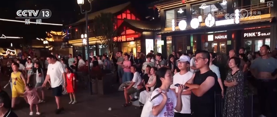 “体育+”经济全方位无死角借“体”出击 夏夜运动热力全开激起消费“涟漪” “体育+”经济全方位无死角借“体”出击 夏夜运动热力全开激起消费“涟漪”