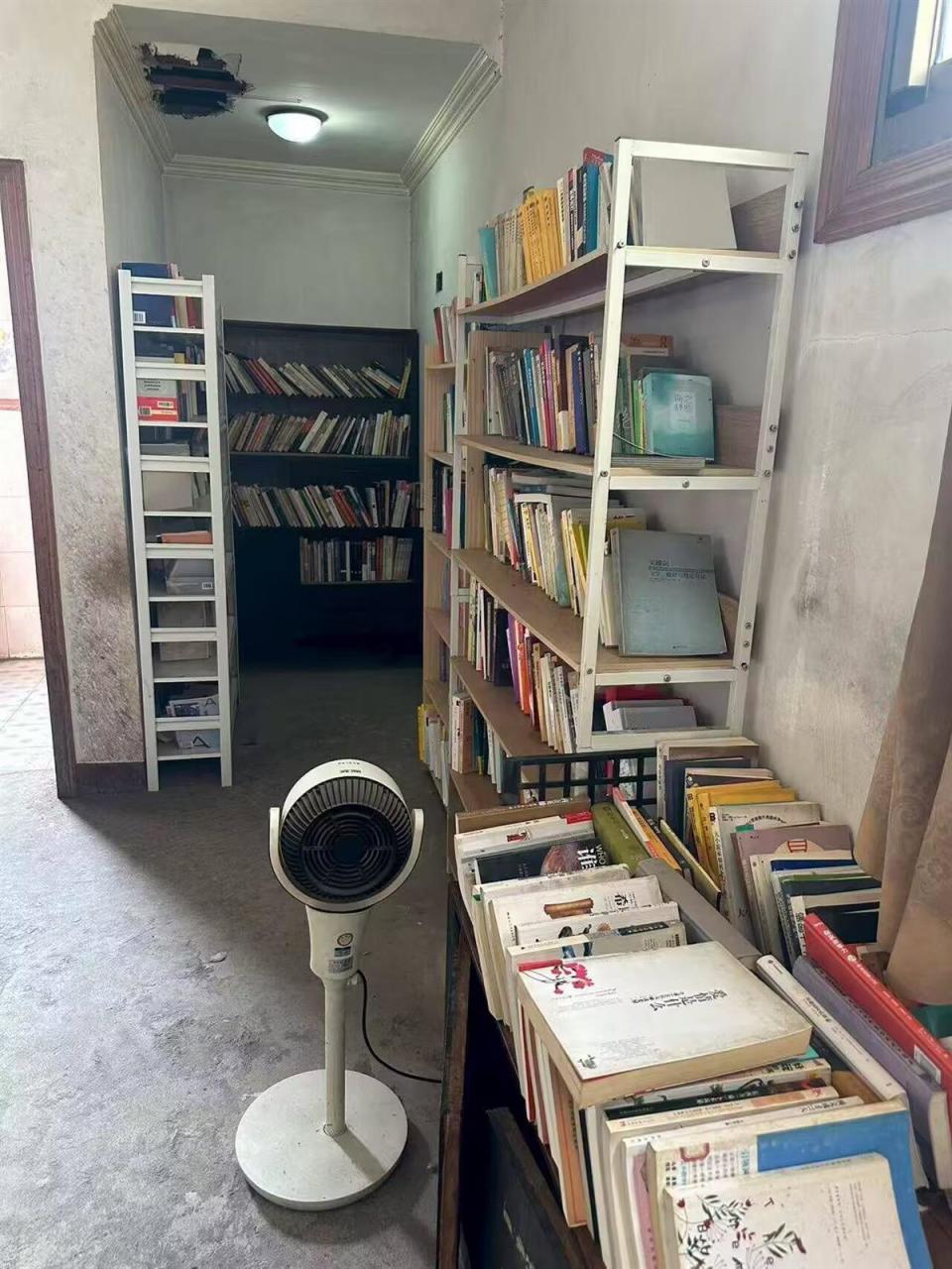 安徽一老人半价出售儿子生前满屋藏书，想筹钱买钢琴捐给老年大学