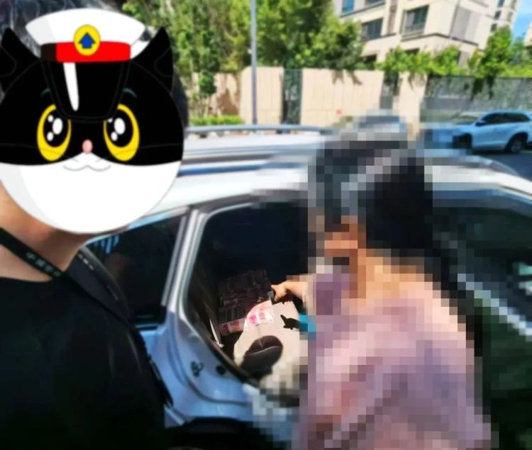 女子小区门口被拦下,当时拿着50万现金...… 女子小区门口被拦下,当时拿着50万现金...…