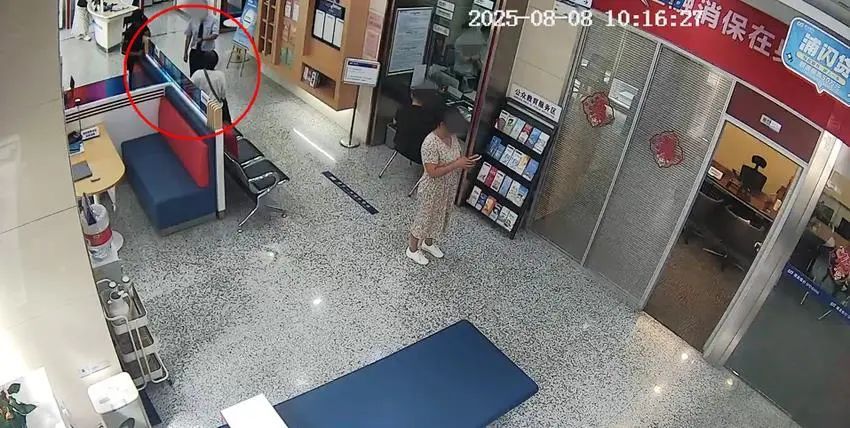 女子取款遭拒后当众躺地撒泼，民警一查发现竟是犯罪嫌疑人