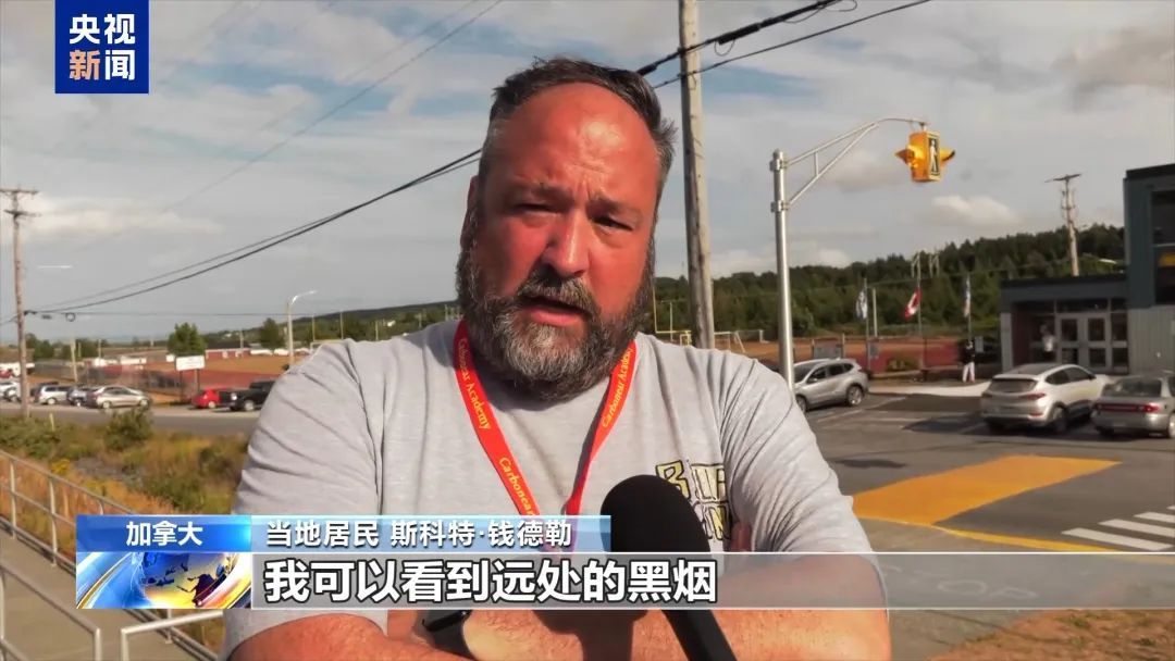 加拿大山火持续燃烧 百余栋房屋被毁 数千名居民撤离