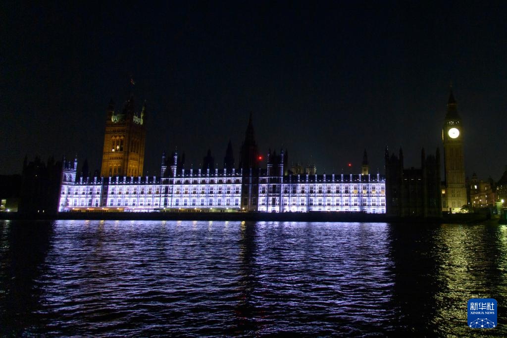 英国点亮地标建筑纪念二战对日作战胜利80周年