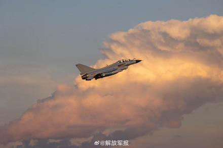 一键收藏！战机与彩云同框瞬间