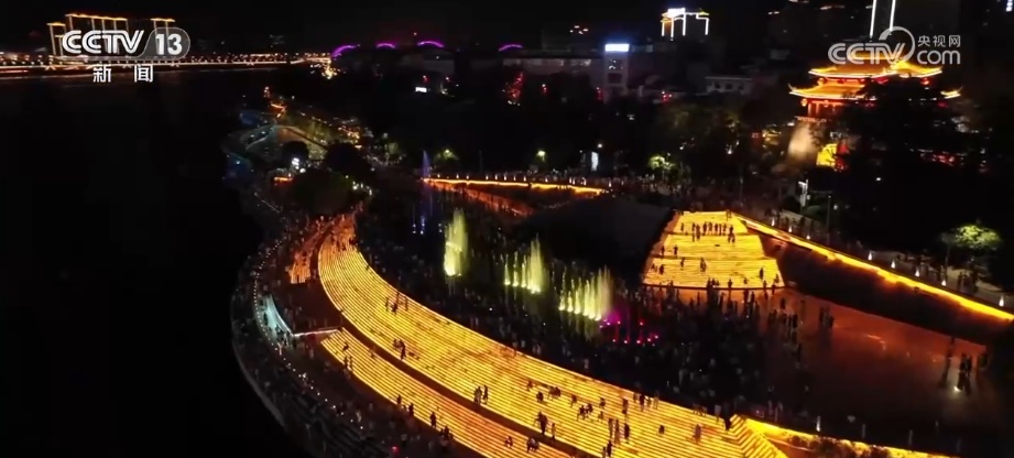 “体育+”经济全方位无死角借“体”出击 夏夜运动热力全开激起消费“涟漪” “体育+”经济全方位无死角借“体”出击 夏夜运动热力全开激起消费“涟漪”