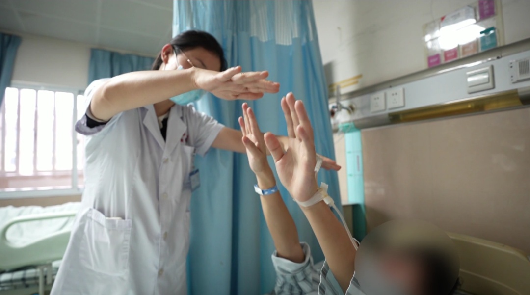 男子吃外卖后上吐下泻险瘫痪！就医发现患“怪病”，手像戴了手套……