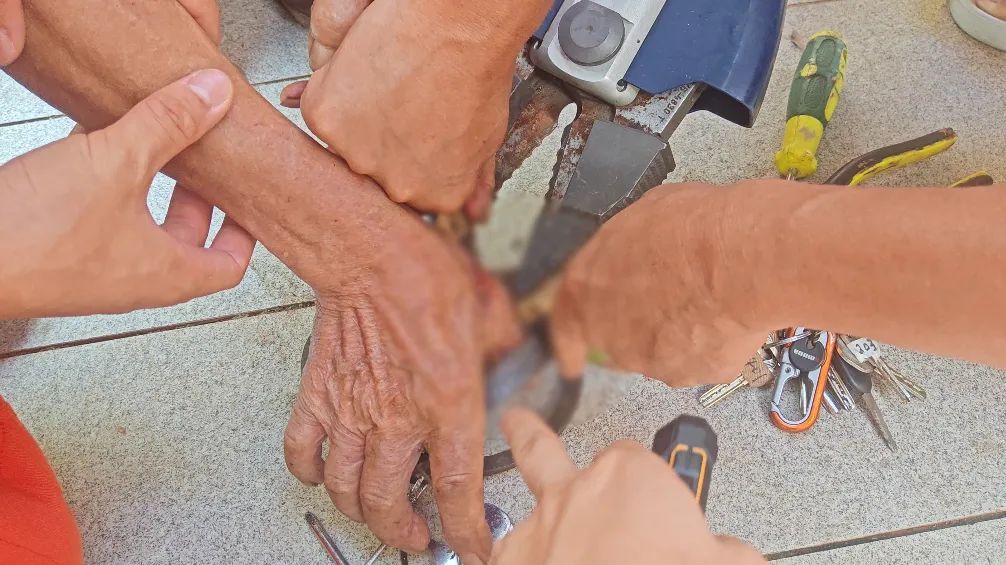 垃圾桶里的TA张开大嘴，死死“咬”住大爷右手……