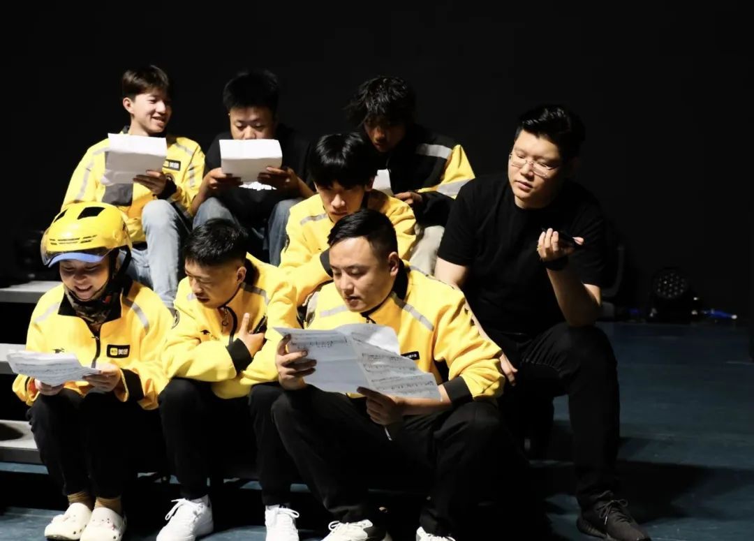 当快递员、外卖员、保洁员组成了一个合唱团…… 当快递员、外卖员、保洁员组成了一个合唱团……