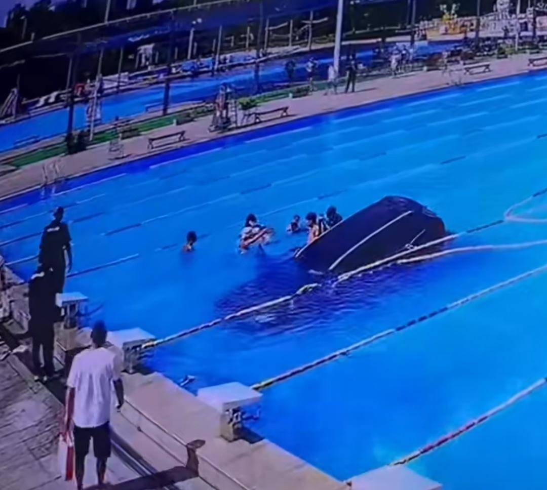 东莞一越野车冲破围墙扎进游泳池，救生员迅速援手救出车内人员