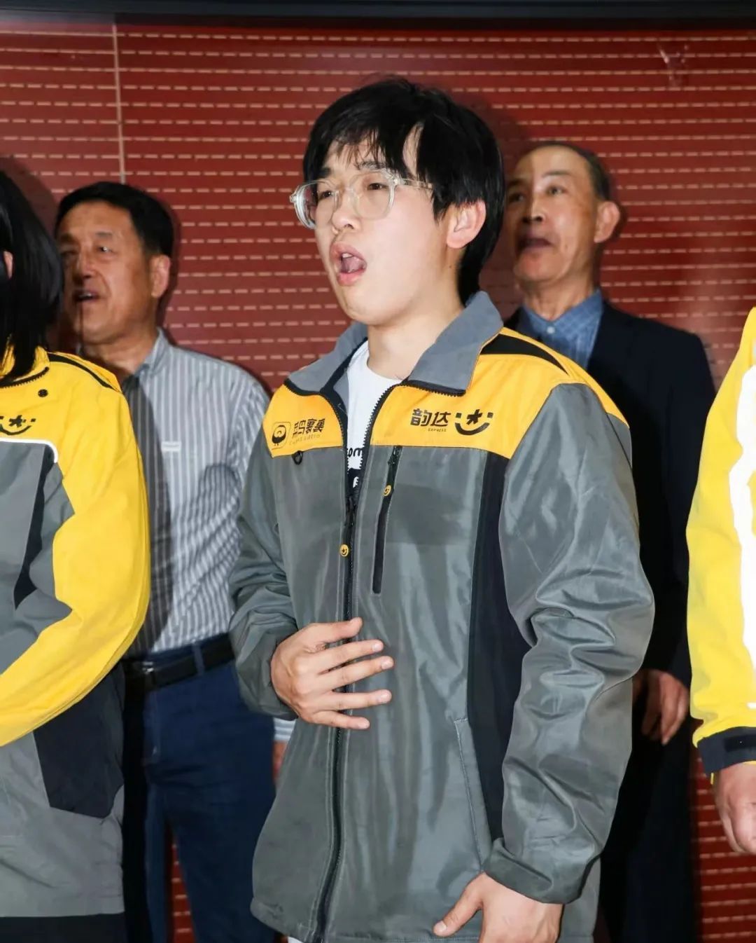 当快递员、外卖员、保洁员组成了一个合唱团…… 当快递员、外卖员、保洁员组成了一个合唱团……