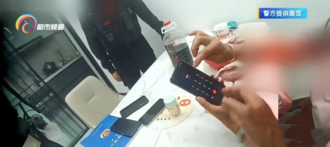 “快断网!拔卡!” 手机被远程操控!处于危险的她却一无所知…… “快断网!拔卡!” 手机被远程操控!处于危险的她却一无所知……