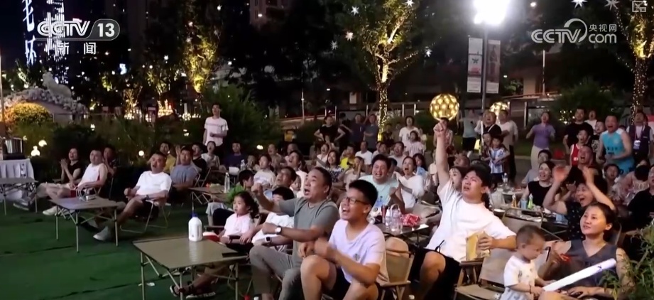 “体育+”经济全方位无死角借“体”出击 夏夜运动热力全开激起消费“涟漪” “体育+”经济全方位无死角借“体”出击 夏夜运动热力全开激起消费“涟漪”