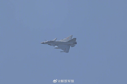 一键收藏！战机与彩云同框瞬间