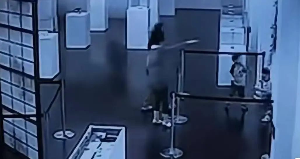 男孩掰断艺术品,被监控录下播放十二年,博物馆:起警示作用 男孩掰断艺术品,被监控录下播放十二年,博物馆:起警示作用