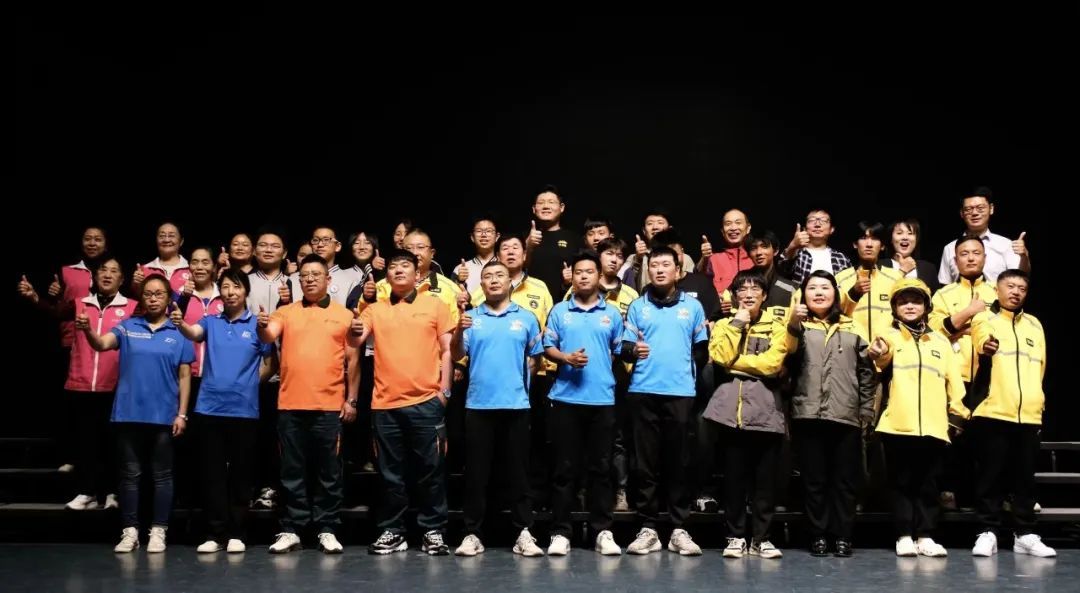 当快递员、外卖员、保洁员组成了一个合唱团…… 当快递员、外卖员、保洁员组成了一个合唱团……