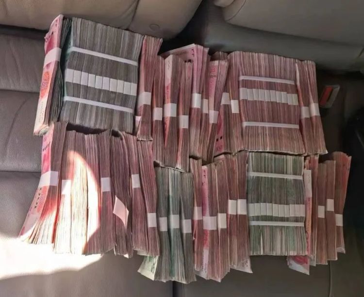 女子小区门口被拦下,当时拿着50万现金...… 女子小区门口被拦下,当时拿着50万现金...…