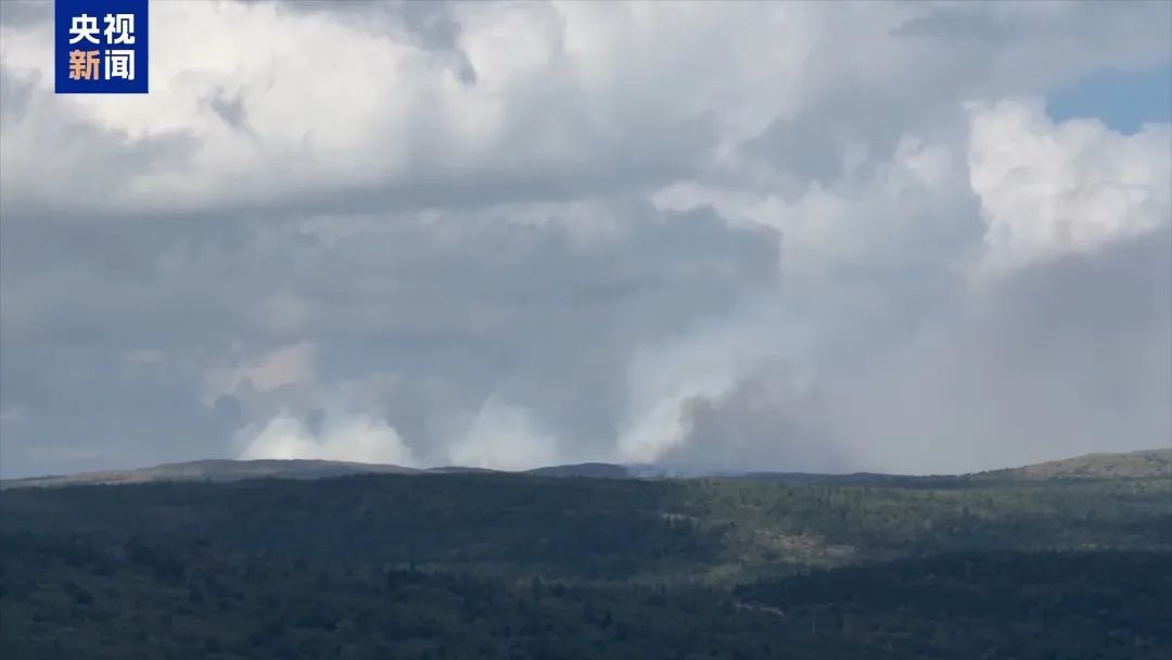 加拿大山火持续燃烧 百余栋房屋被毁 数千名居民撤离