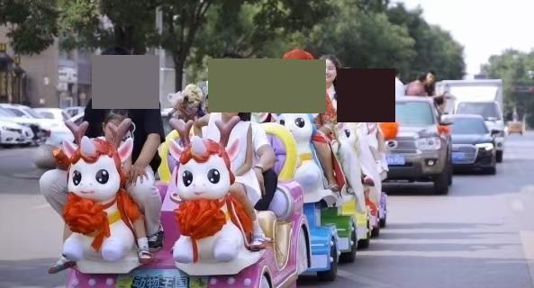 山西一对新人用儿童摇摇车作婚车，10多个人花了1000元，交警：不能上路行驶